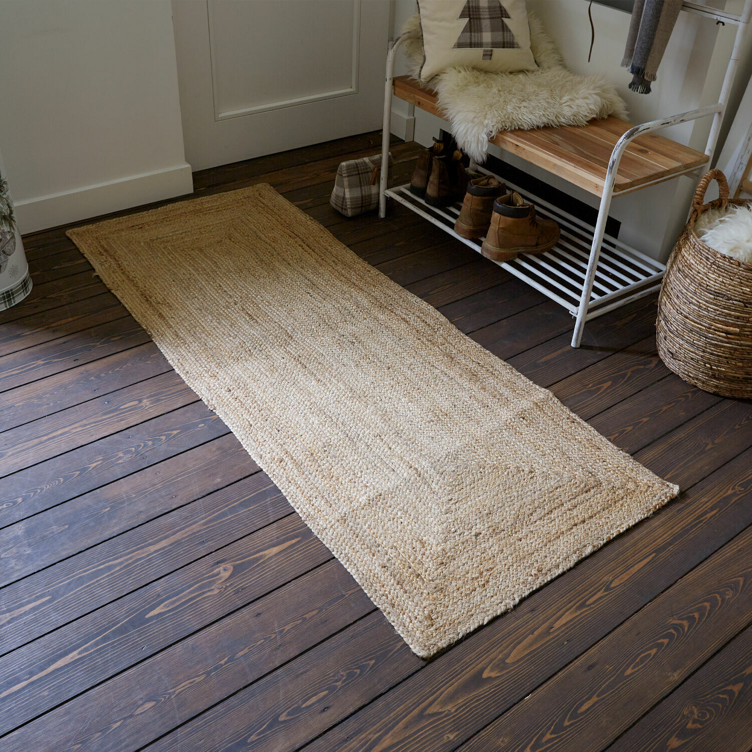 Läufer Révalaine Natürlicher beiger Jute-Teppich auf dunklem Holzboden im gemütlichen Flur
