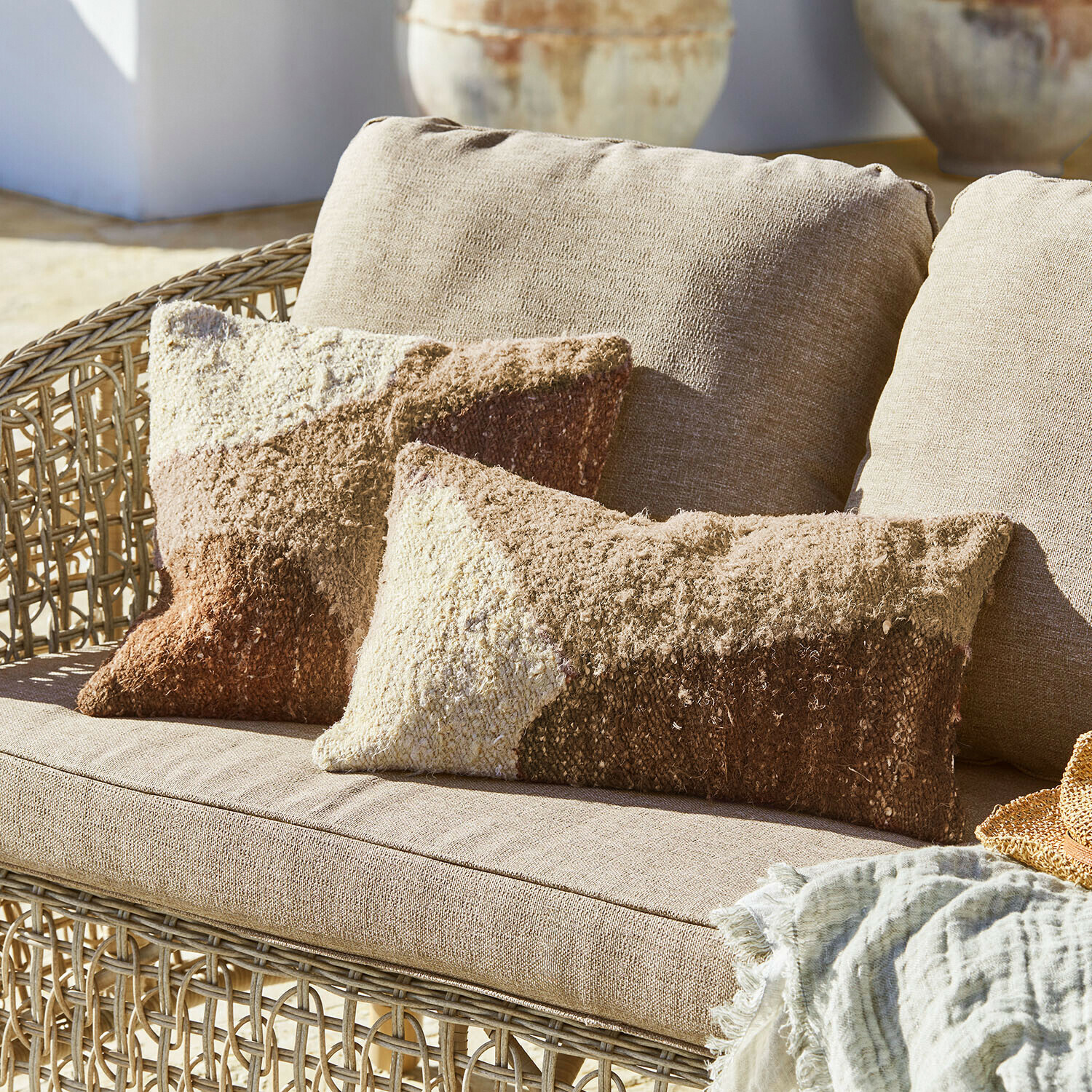 Kissenhülle 2er Set Everholt Beiges Rattansofa mit weichen Kissen in Braun- und Cremetönen, dekorative textile Decke