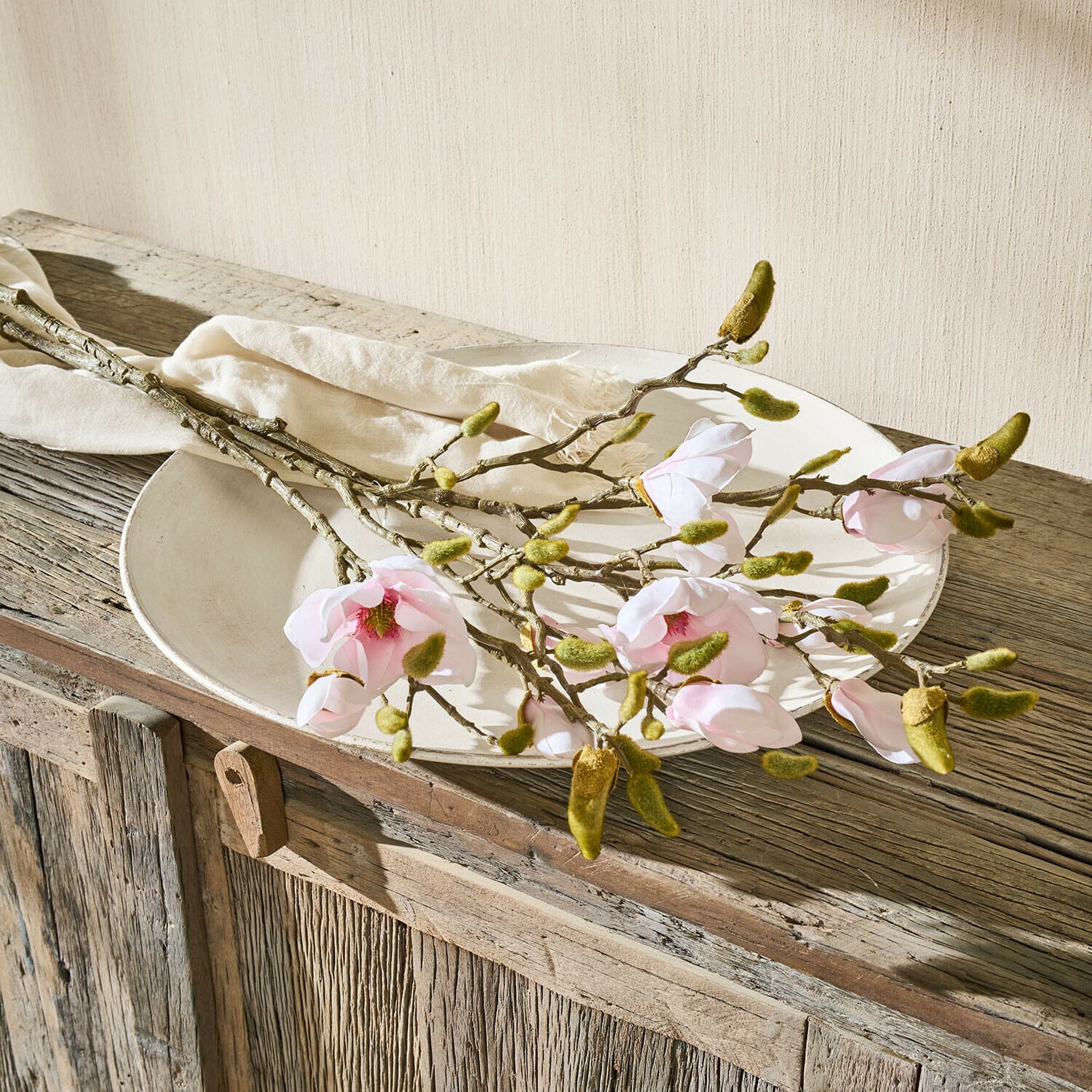 Deko-Blume 2er Set Aurélines Magnolienzweige mit rosa Blüten und grünen Knospen auf weißem Teller auf rustikalem Holztisch