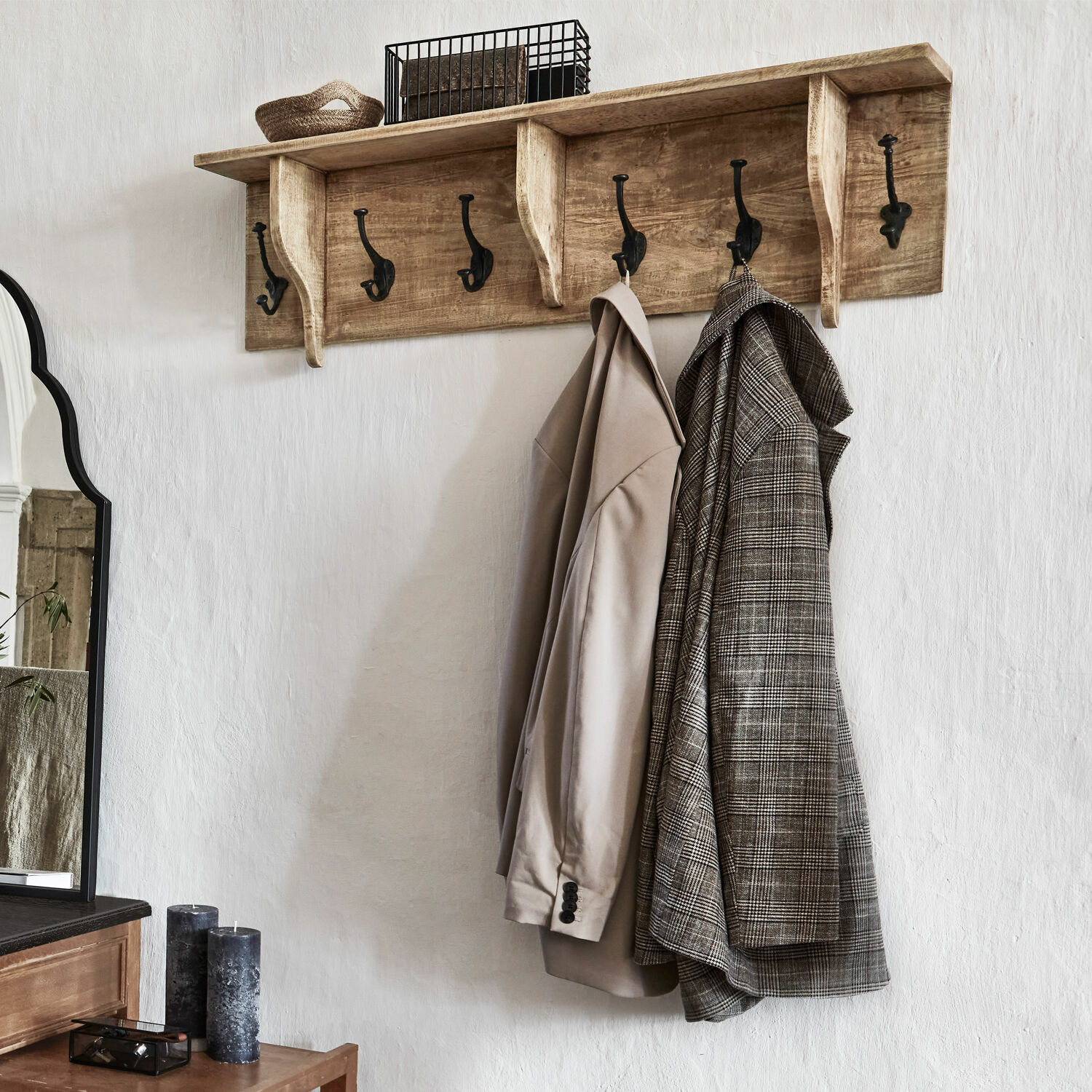 Wandgarderobe aus Holz mit schwarzen Metallhaken im rustikalen Stil für den Flur