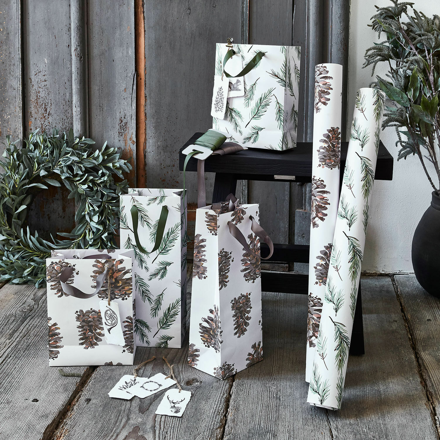 Verpackungs-Set FSC®-Mix Jiva Set aus Papiertragetaschen und Geschenkpapier mit Tannenzapfen- und Zweigmuster in Naturfarben
