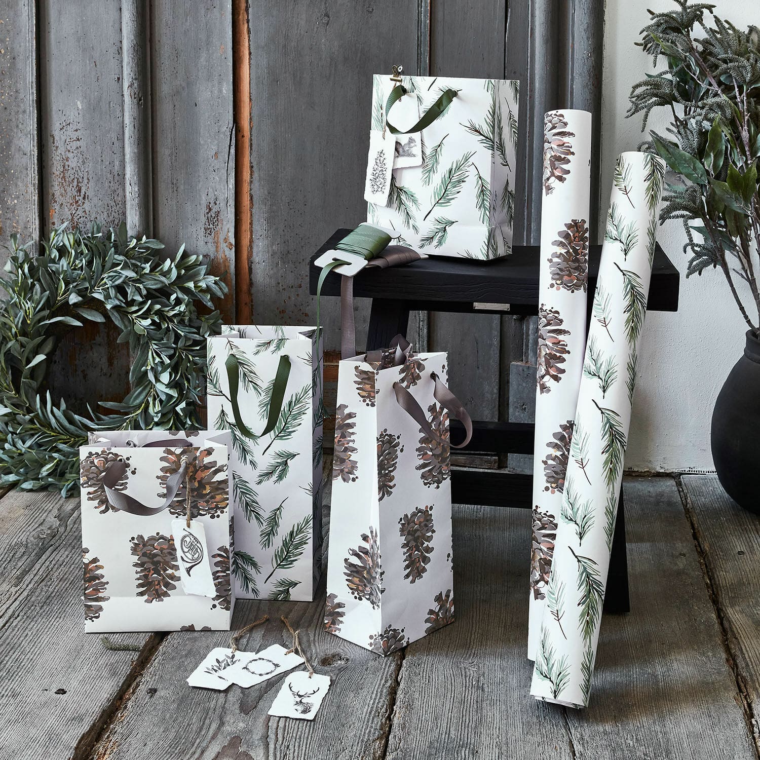 Verpackungs-Set FSC®-Mix Jiva Set aus Papiertragetaschen und Geschenkpapier mit Tannenzapfen- und Zweigmuster in Naturfarben
