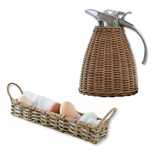 Braune Thermoskanne aus Rattan und ein Weidenkorb mit bunten Eiern