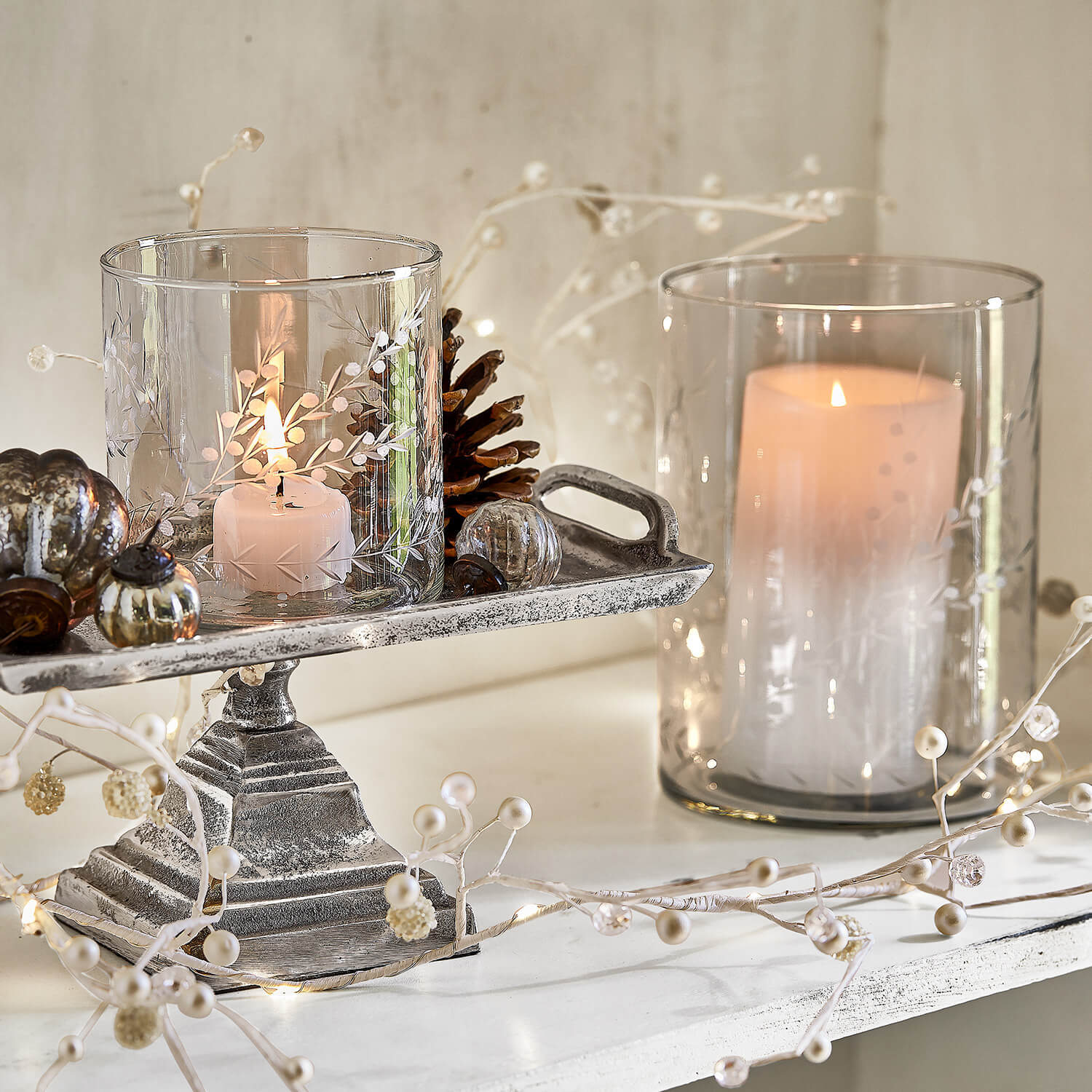 Glaswindlichter mit weißen Mustern auf vintage Metallständer für festliche Dekoration