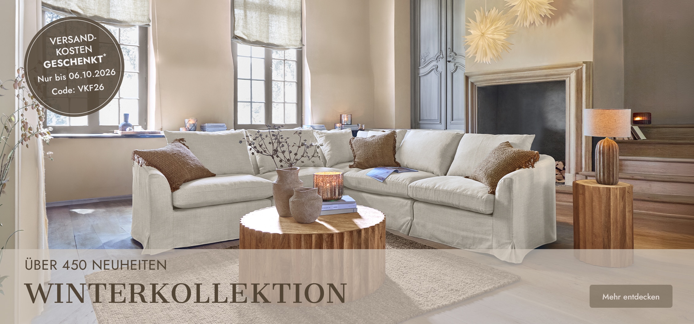 Gemütliches Wohnzimmer mit beigem Ecksofa und Holztisch im Stil der Winterkollektion