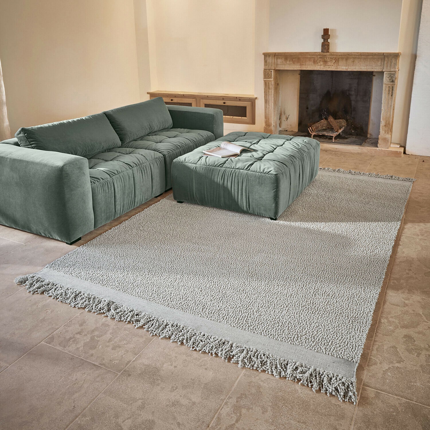 Teppich Linnet Mintgrünes Sofa und Polsterhocker aus weichem Stoff in modernem Wohnzimmer mit Kamin