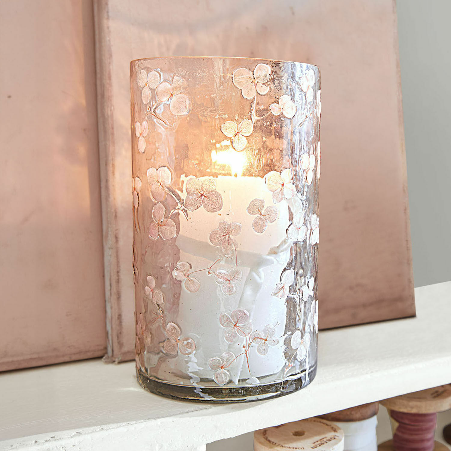 Windlicht Velindar Glaswindlicht mit weißen Blumenmustern und brennender Kerze, dekoratives Wohnaccessoire