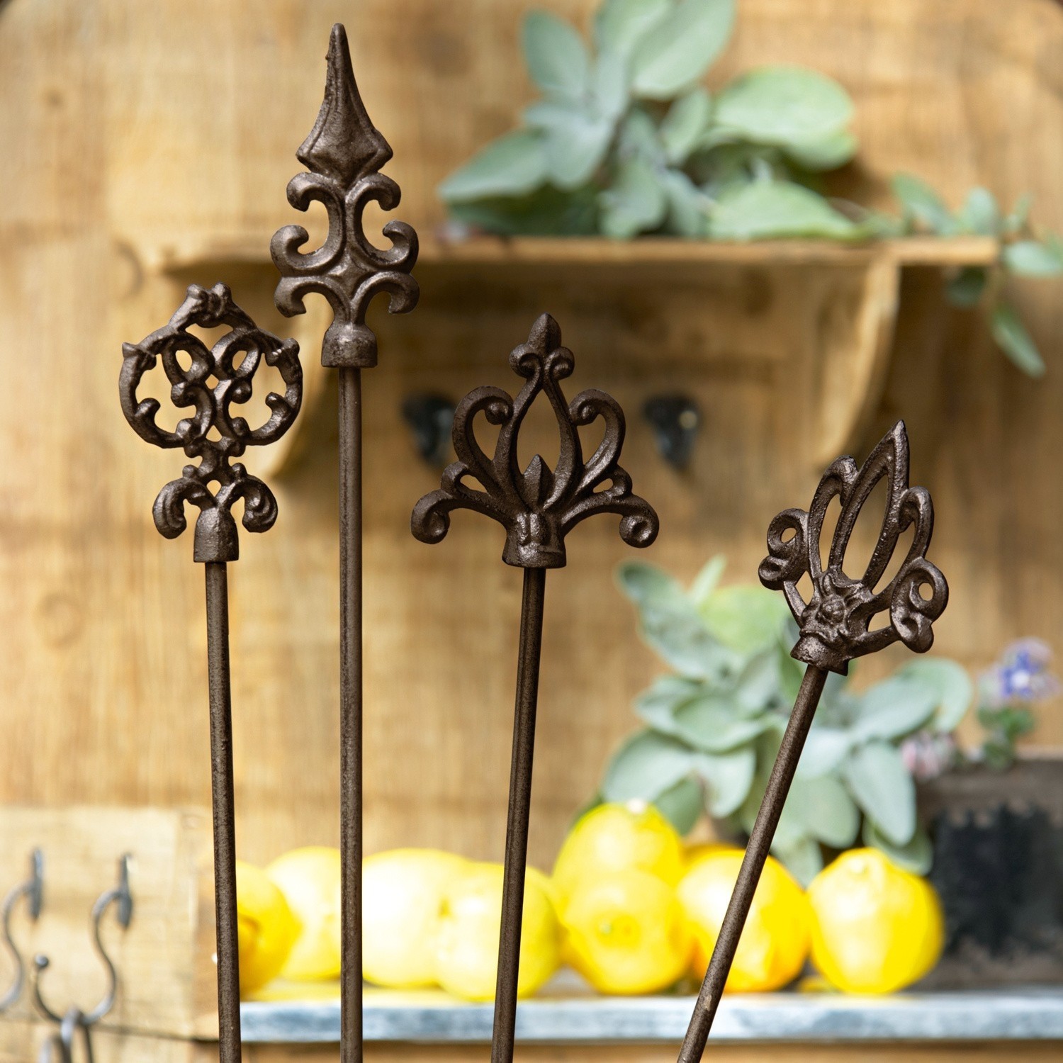 Rosenstäbe 4er Set Baton Vier dekorative Gartenstäbe aus rostigem Metall mit floralen Mustern für Außenbereich