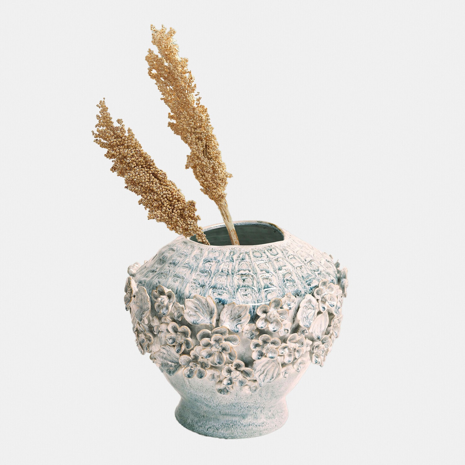 Vase Mireauxine Keramikvase in Grau-Blau mit floralem Relief und getrockneten Ziergräsern im Inneren