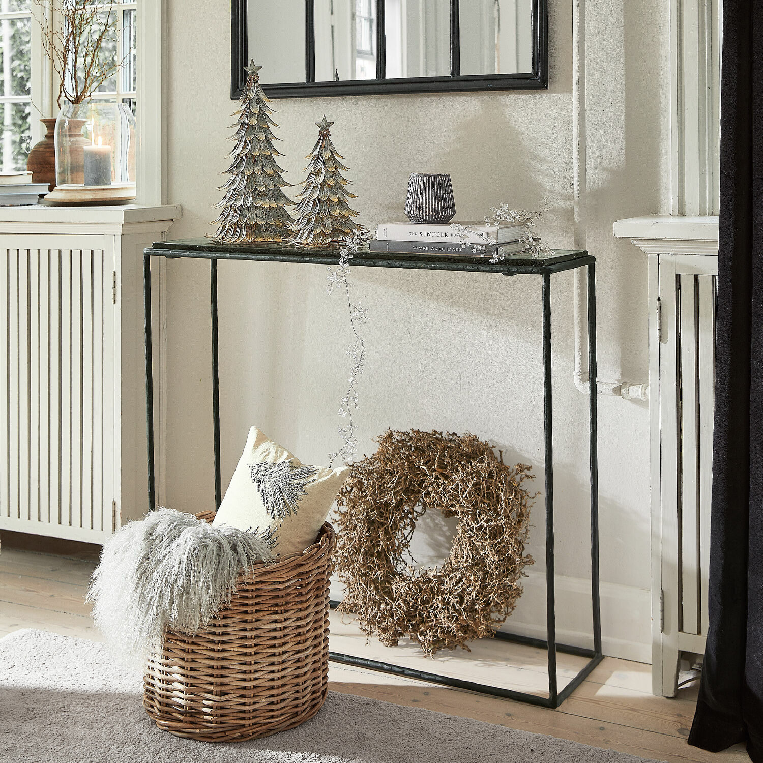 Konsole Moonvale Schwarze Metallkonsole mit Glasplatte, Weihnachtsdeko und Korb mit Kissen und Decke