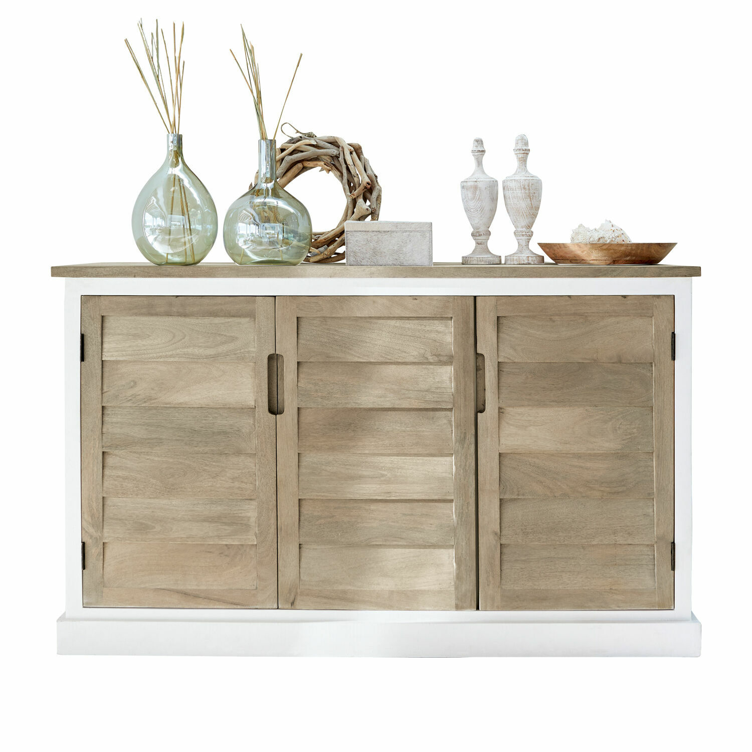 Sideboard Frapelle Kommode aus Holz in Natur- und Weißtönen mit Glas- und Holzdekorationen auf der Ablage