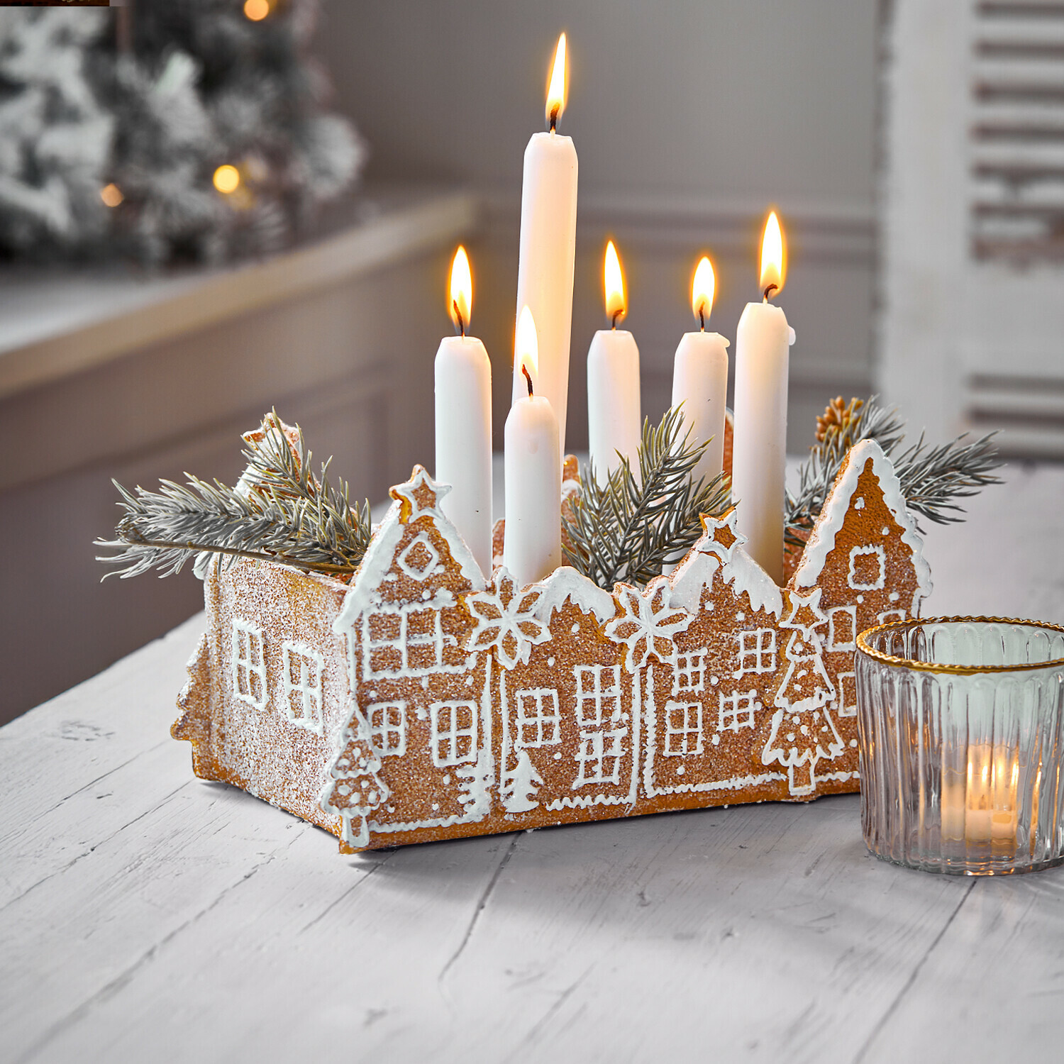 Schale Anyama Adventskranz mit Lebkuchenhäusern und weißen Kerzen als festliche Weihnachtsdekoration