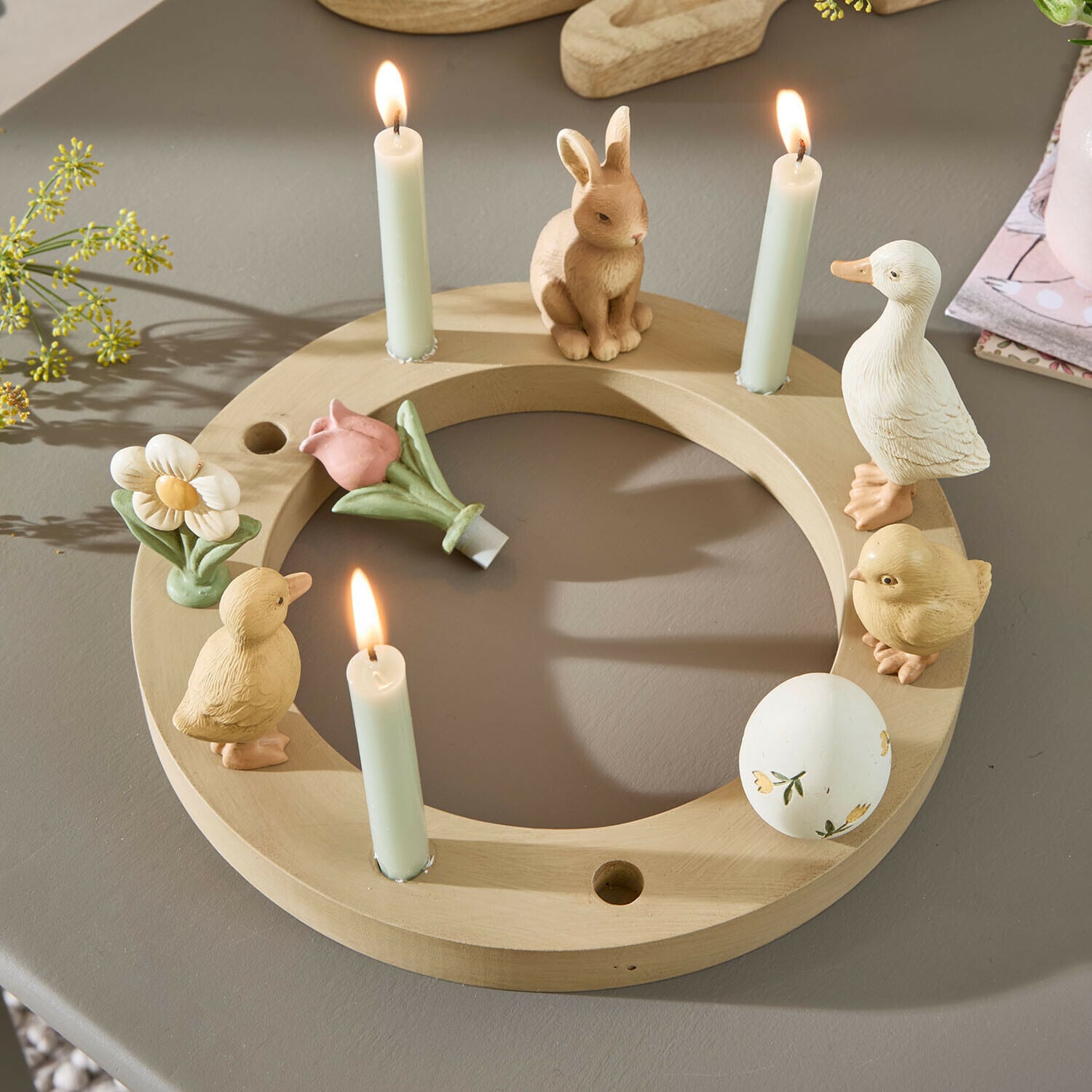 Kerzenkranz Eiralis Runder Holz-Kerzenhalter mit Hasen-, Enten- und Blumenfiguren sowie drei weißen brennenden Kerzen