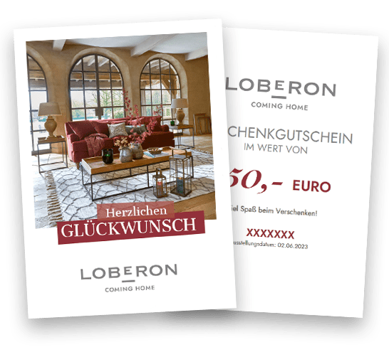 Loberon Glückwunschkarte mit Wohnzimmer in Rot und herbstlicher Dekoration im Hintergrund