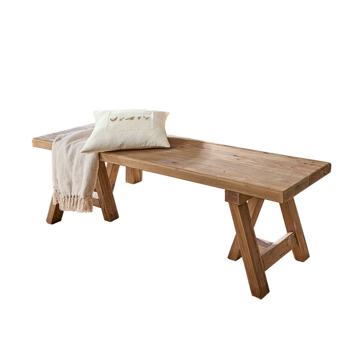 Bank aus naturbelassenem Kiefernholz mit Kissen und beiger Decke für Wohnzimmer