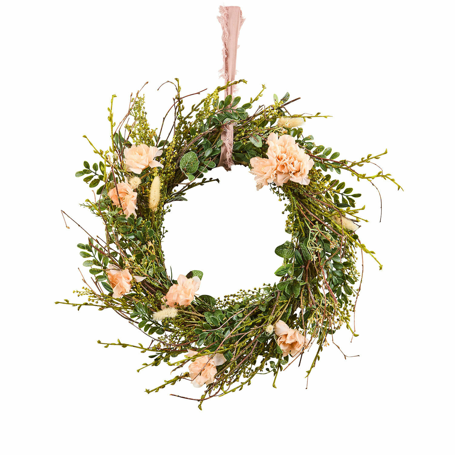 Dekorativer Kranz aus grünen Zweigen und hellrosa Blumen an rosa Band zum Aufhängen