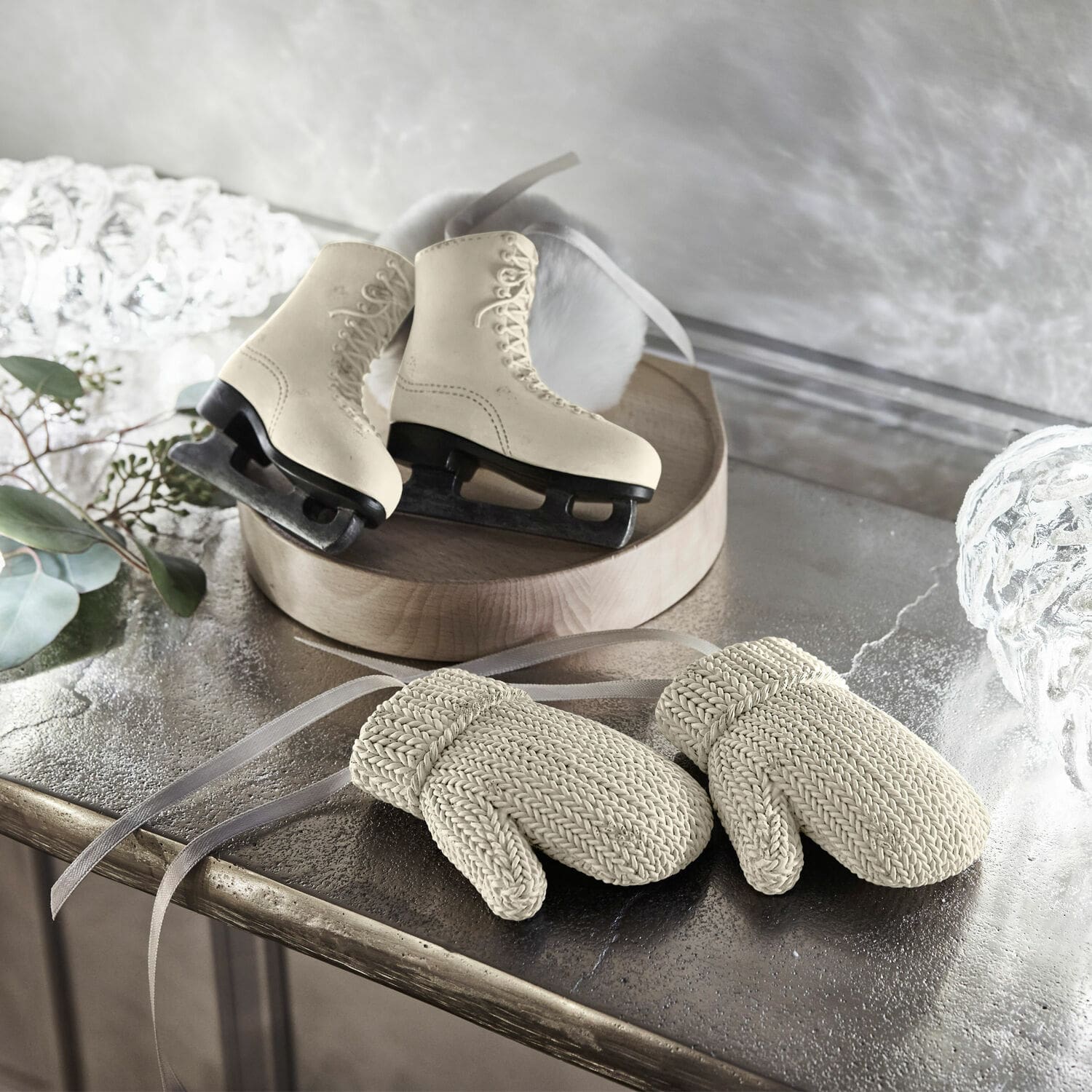 Anhänger 4er Set Collines Dekorative weiße Schlittschuhe und gestrickte Fäustlinge auf Metalltisch in winterlicher Dekoration