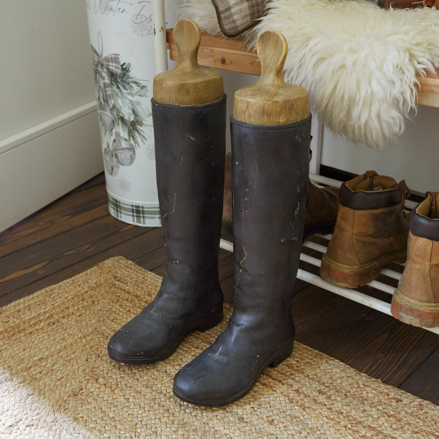 Deko-Stiefel Marnivaux Schwarze Lederstiefel mit Holzspannern auf einem Teppich im Flur neben Schuhregal