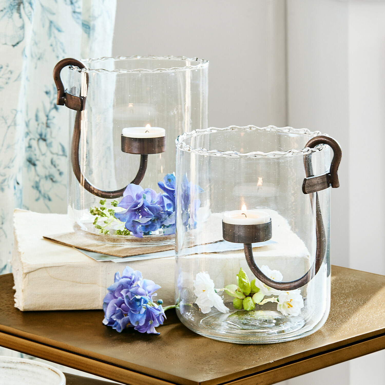 Glaswindlichter mit Metallgriffen und Blumen, stilvolle Tischdekoration für Wohnzimmer