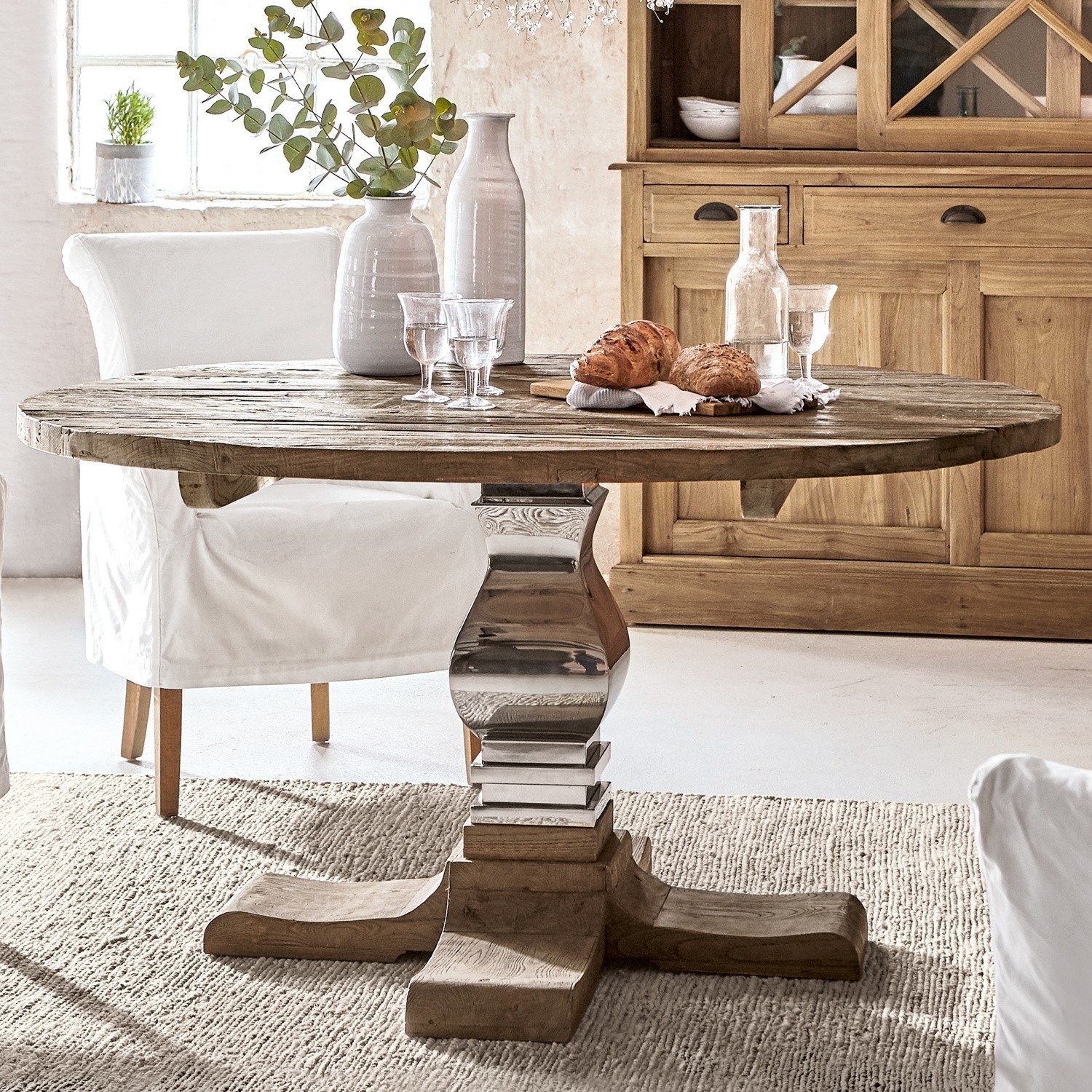 Runder Esstisch mit Holzplatte und Metallfuß in Naturfarbe für das Esszimmer