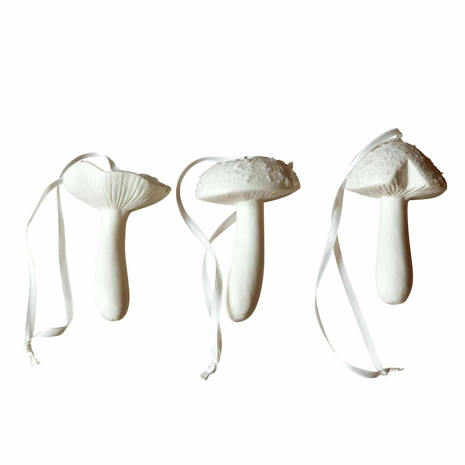 Deko-Pilz 3er Set Qilexor Set aus drei weißen Keramik-Pilzanhängern mit Bändern zum Aufhängen, festliche Dekoration