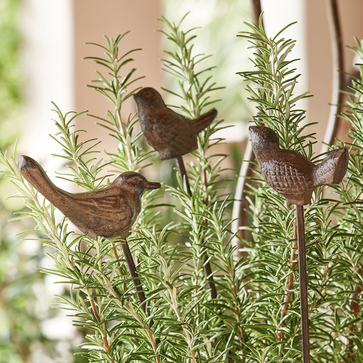 Gartenstab 3er Set Laver Dekorative braune Metallvögel auf Stäben in grünen Pflanzen als Gartendeko
