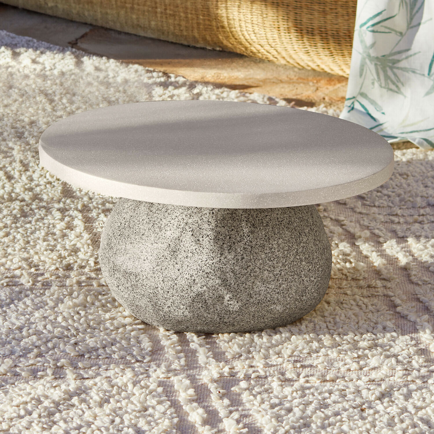 Couchtisch Orivana Runder Couchtisch aus grauem Stein auf hellem Teppich, modernes Design für Wohnzimmer