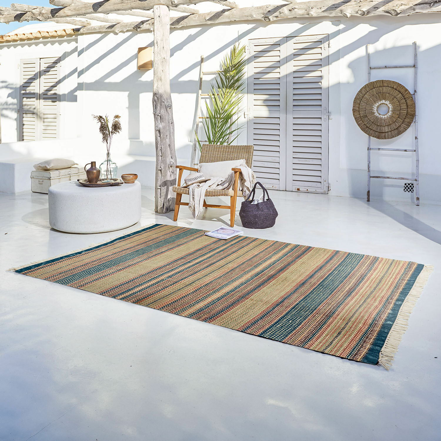 In- & Outdoor-Teppich Atlanta Gestreifter Teppich aus Naturmaterial in Beige- und Grüntönen auf hellem Terrassenboden
