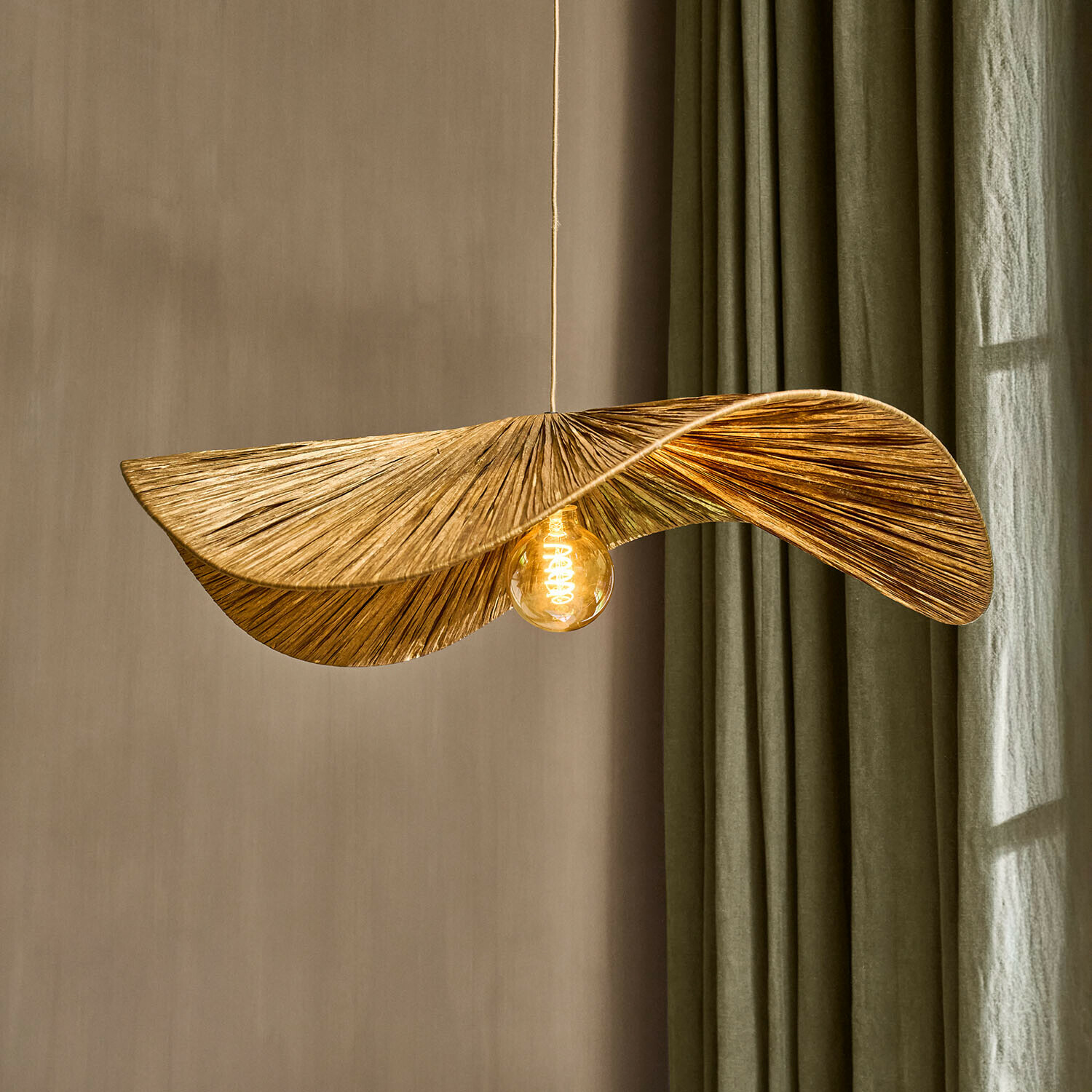 Hängelampe Calouris Goldfarbene Hängeleuchte aus geformtem Material in Blattform, dekorative Wohnzimmerlampe