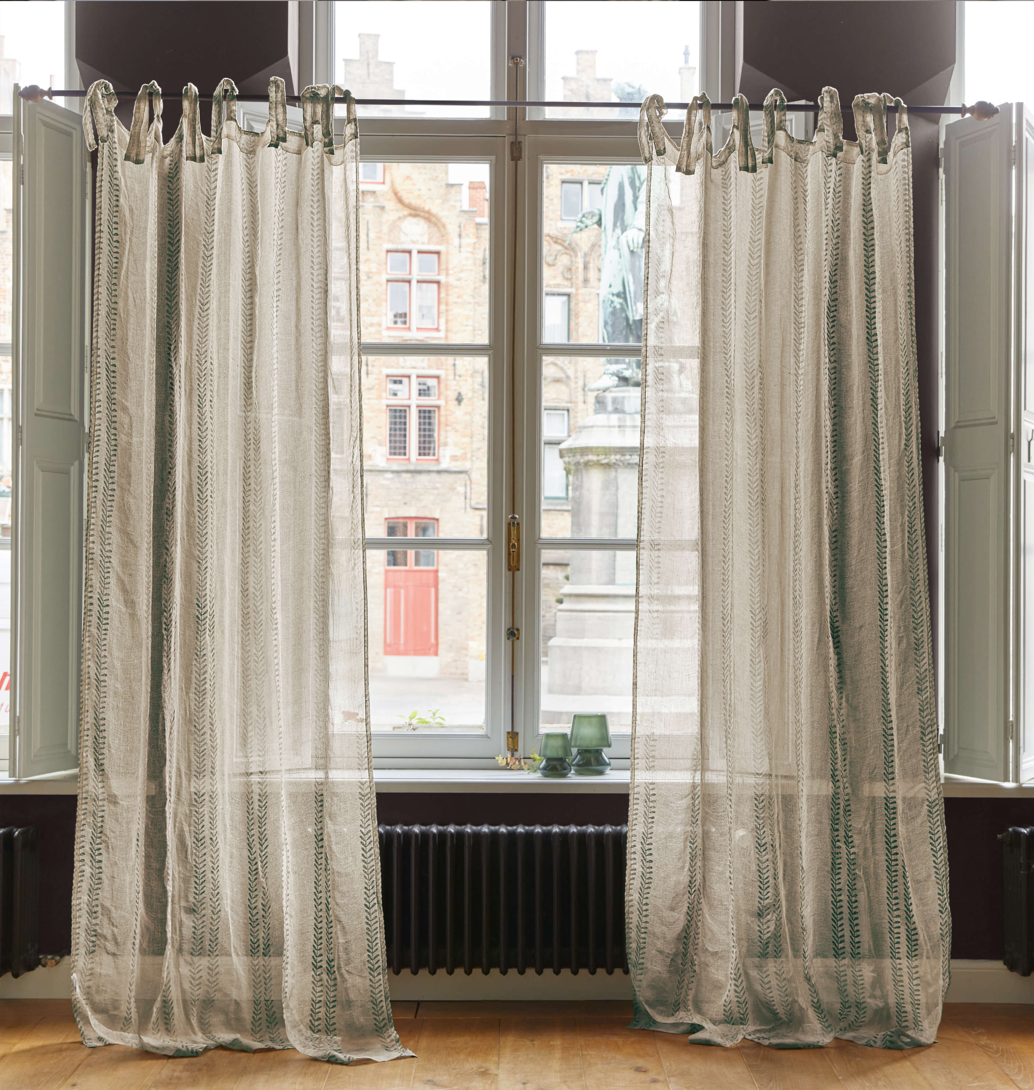 Transparente Leinenvorhänge in Naturfarbe mit grünem Muster, stilvolle Fensterdekoration fürs Wohnzimmer