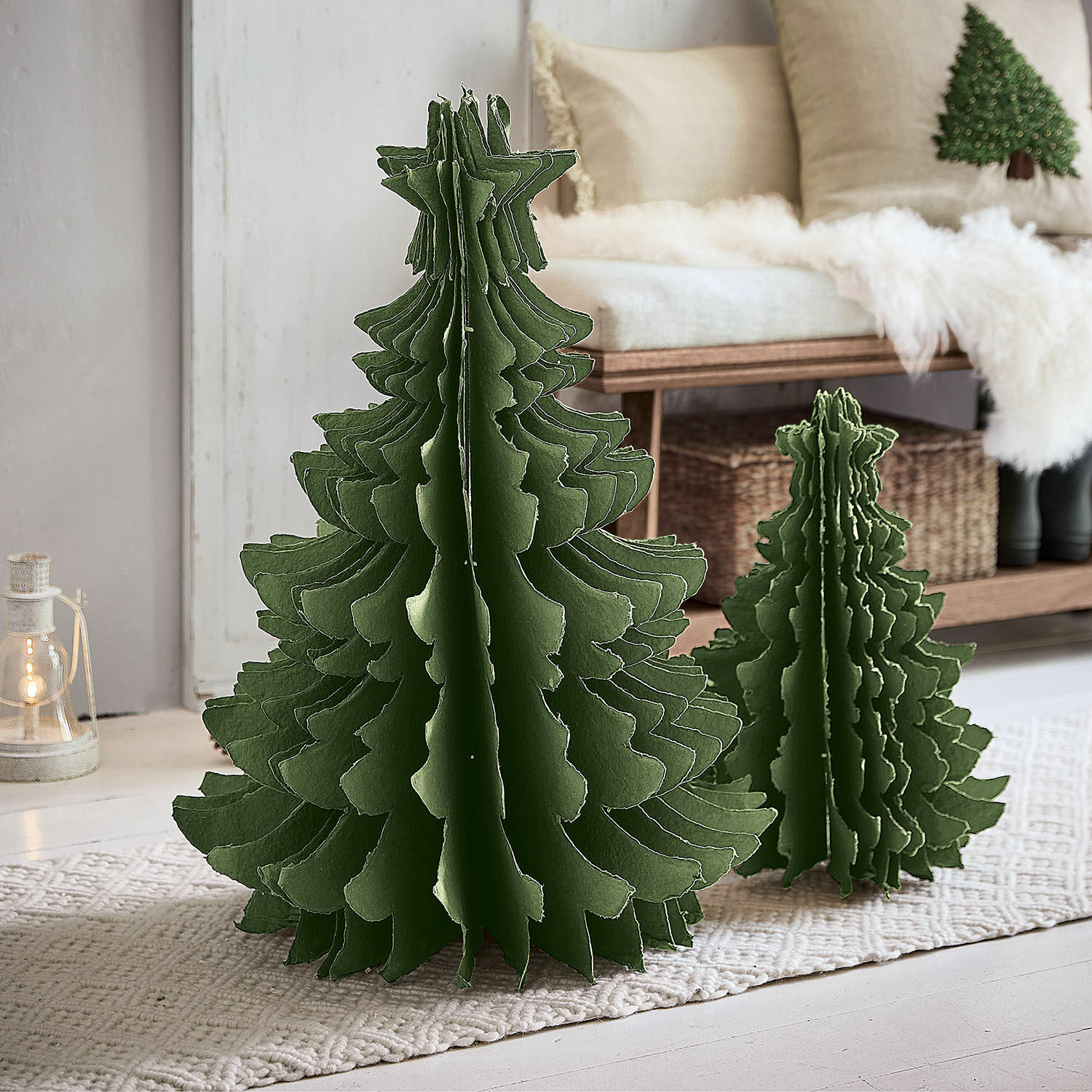 Deko-Baum 2er Set Amuré Grüne Filz-Weihnachtsbäume als Deko auf Teppich in hellem Raum, festliche Wohnaccessoires