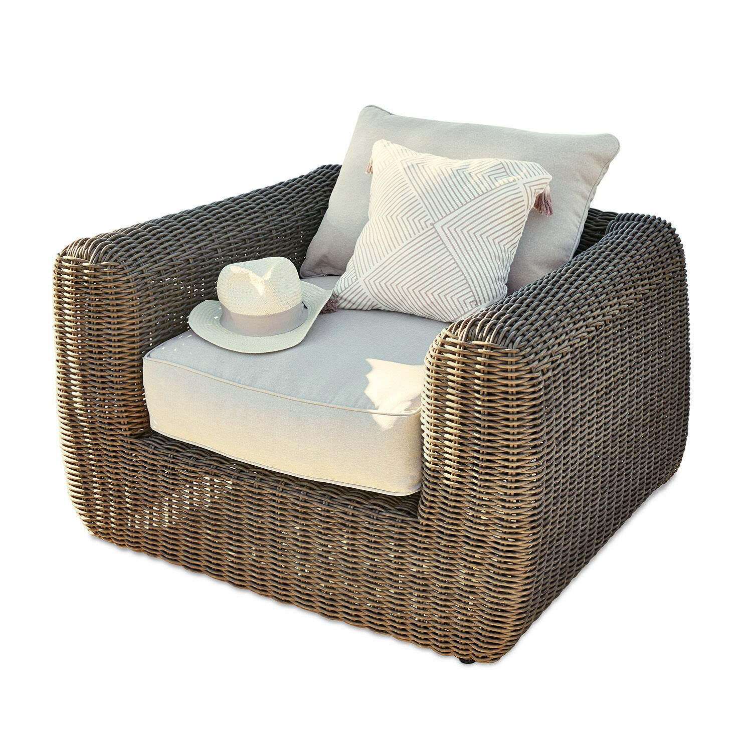Sessel Bogdanne Sessel aus braunem Rattan mit hellgrauen Polstern und dekorativem Kissen mit geometrischem Muster