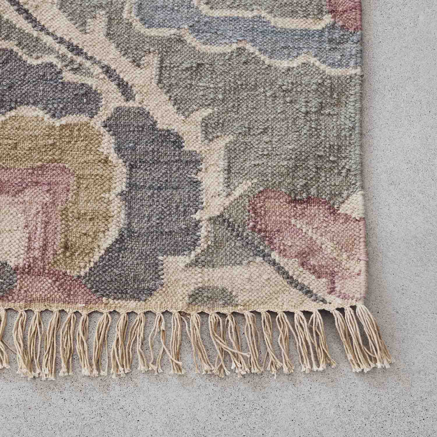 Teppich mit Fransen in Pastellfarben Rosa, Grau und Beige, weiches Material mit floralem Muster