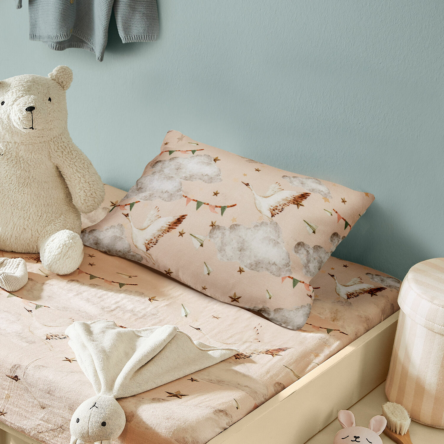 Kissenhülle Bellise Kinderbettwäsche aus Baumwolle in Beige mit Wolken- und Vogelmotiv, weich und gemütlich