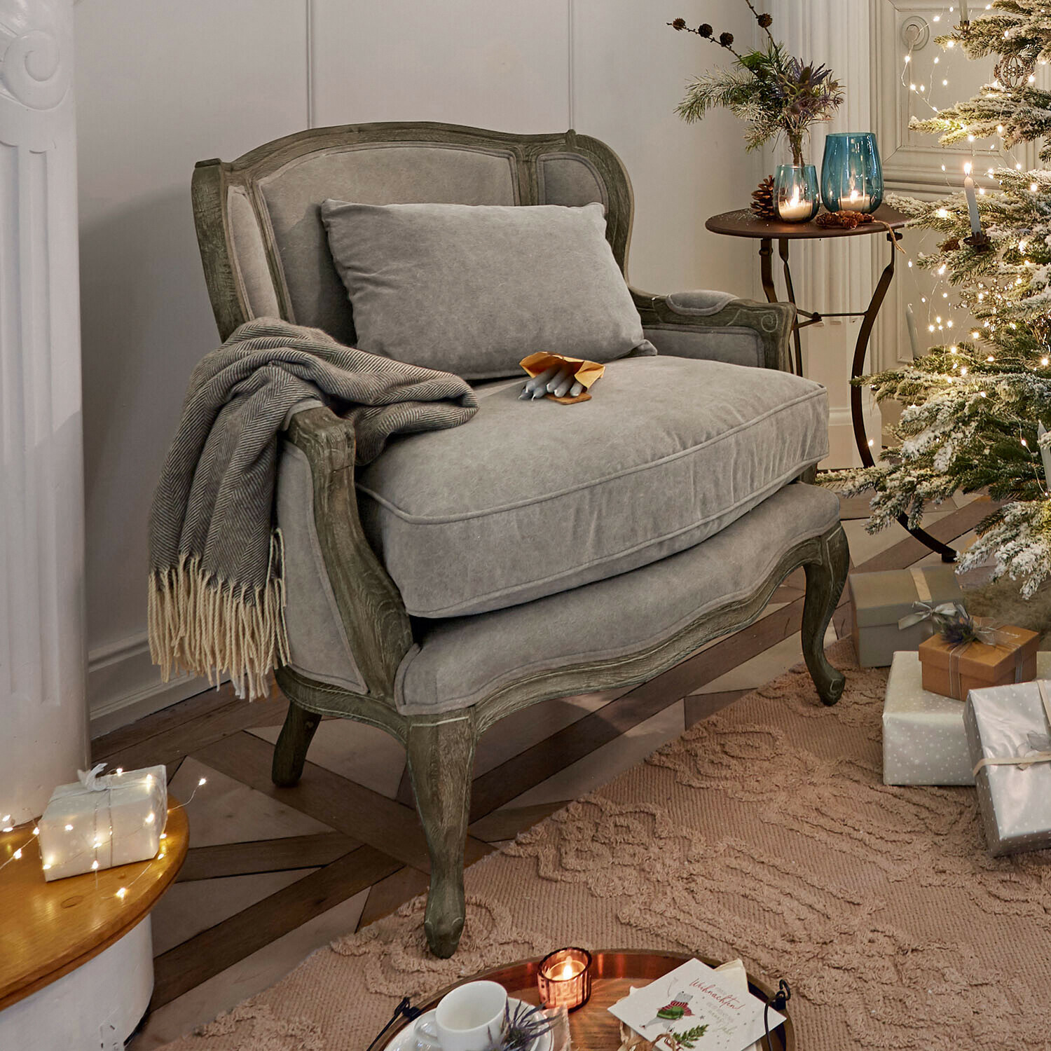 Sessel Kingswinford Graues Polstersofa mit Holzrahmen in gemütlichem Raum mit Weihnachtsbaum und Geschenken