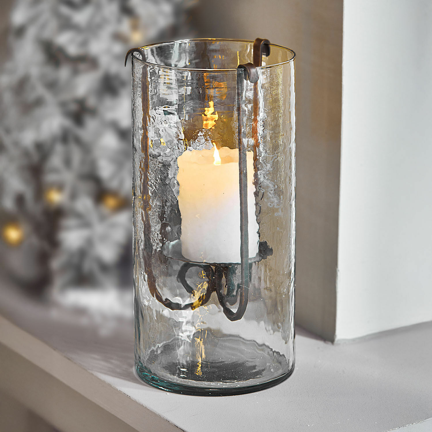 Windlicht Thjora Glaswindlicht mit Metallhalterung und weißer Kerze, Wohnaccessoire, LED-Beleuchtung