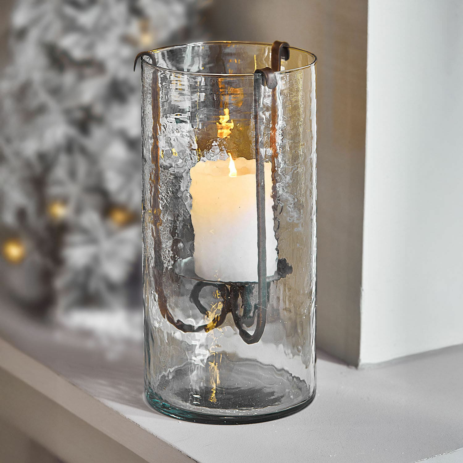 Windlicht Thjora Glaswindlicht mit Metallhalterung und weißer Kerze, Wohnaccessoire, LED-Beleuchtung