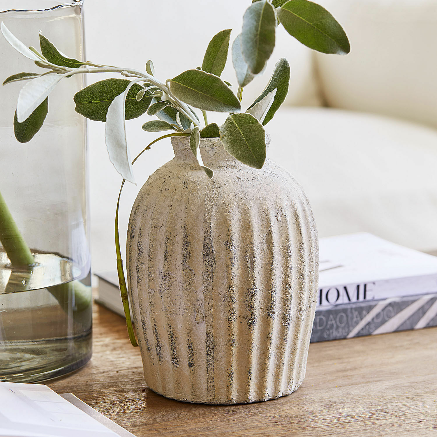 Vase Melissa Beiger Keramikvase mit Struktur und grünen Blättern auf Holztisch als Wohnaccessoire