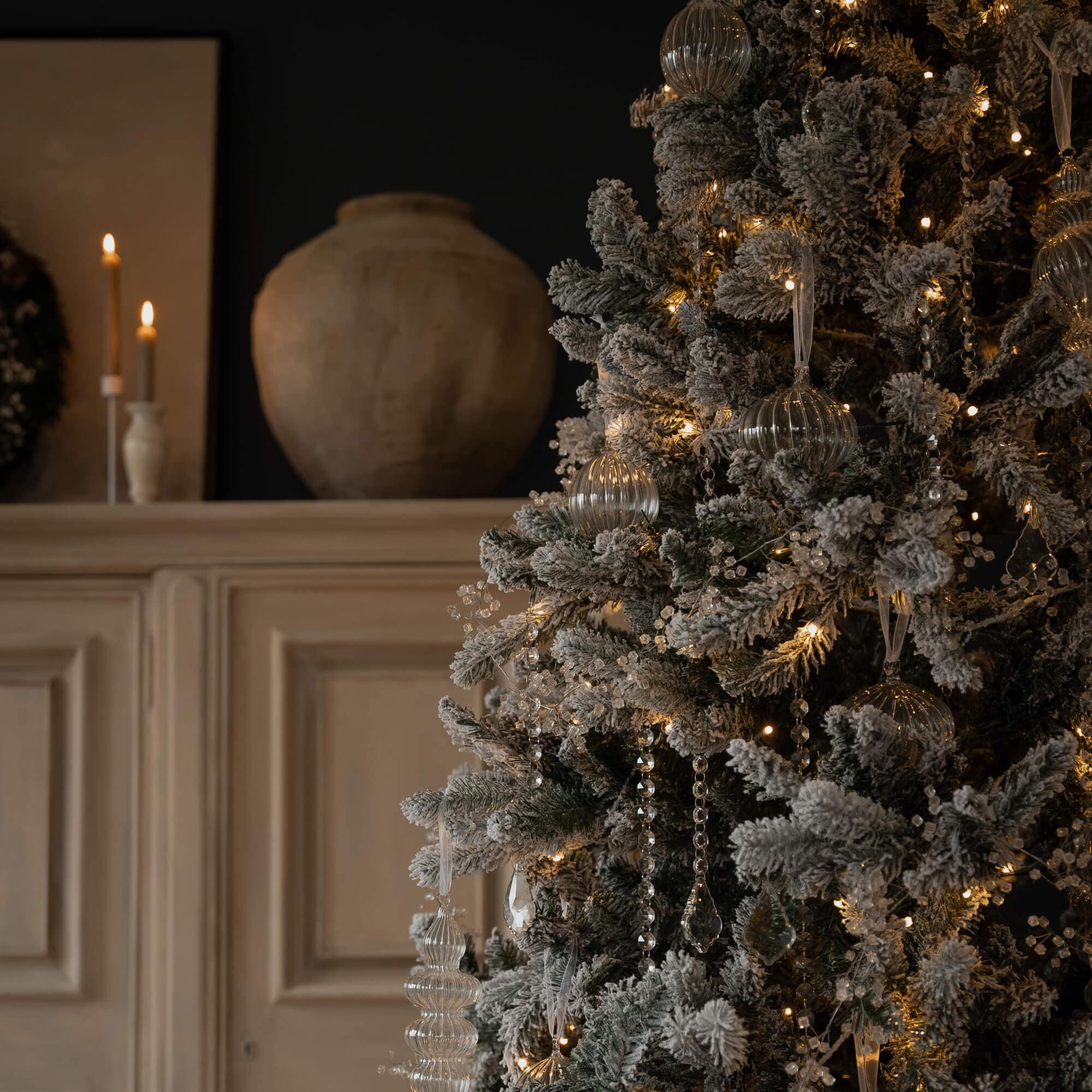 Künstlicher Weihnachtsbaum mit weißem Schneeeffekt und gläsernen Anhängern, LED-Lichterkette