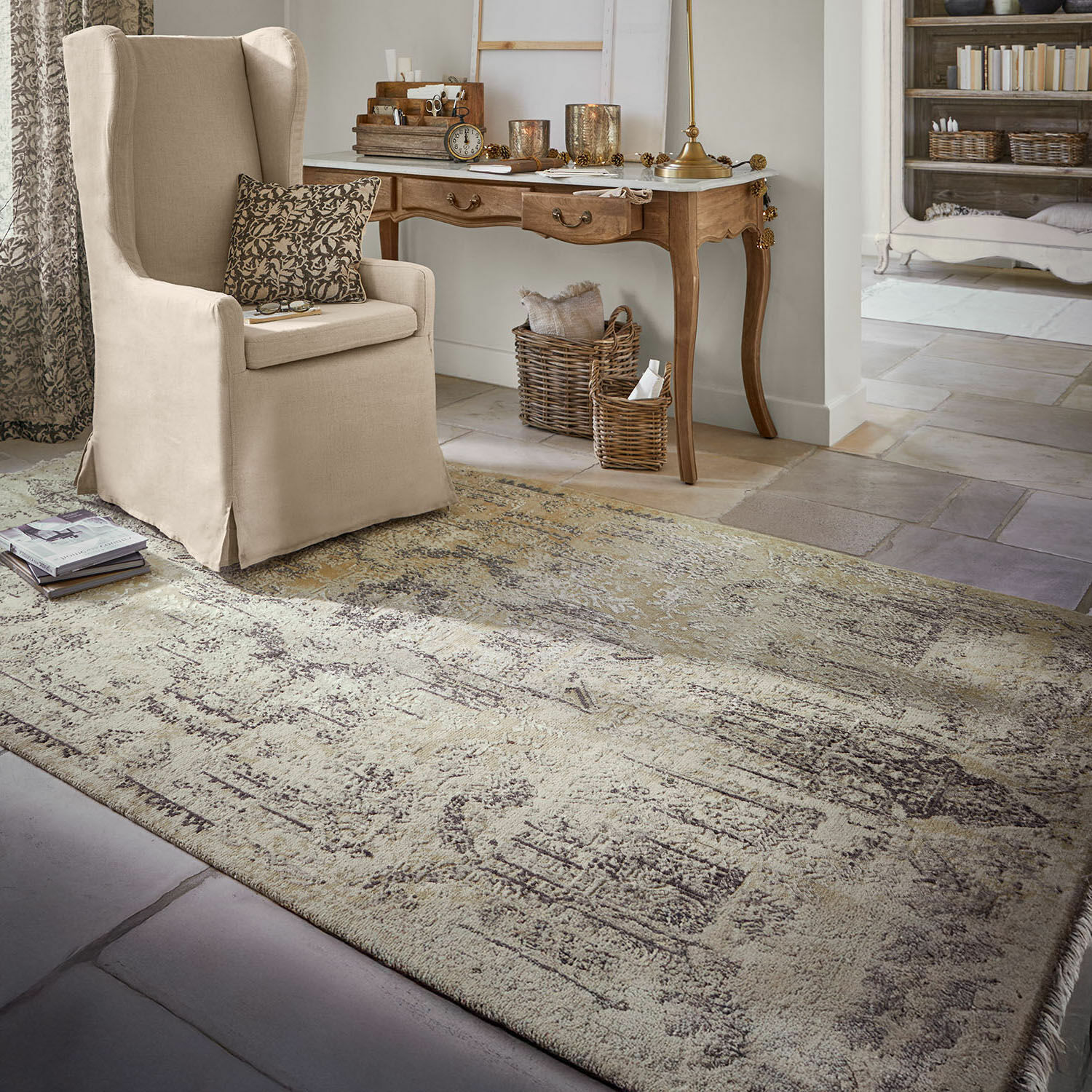 Beiger Vintage-Teppich im Wohnzimmer mit beigem Sessel und Holzschreibtisch, Wohnaccessoires