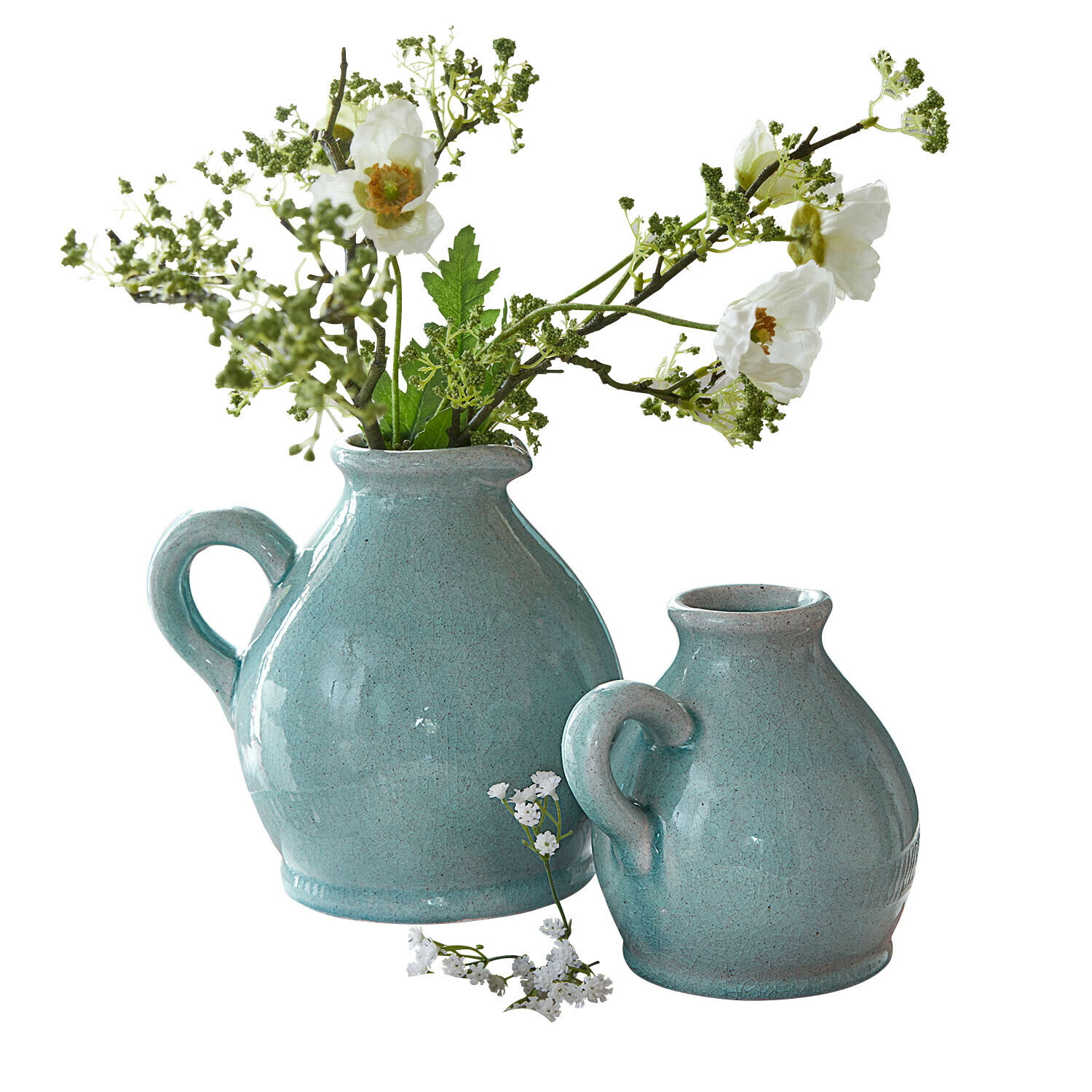 Set aus zwei blauen Keramikvasen mit Griffen und weißen Dekoblumen