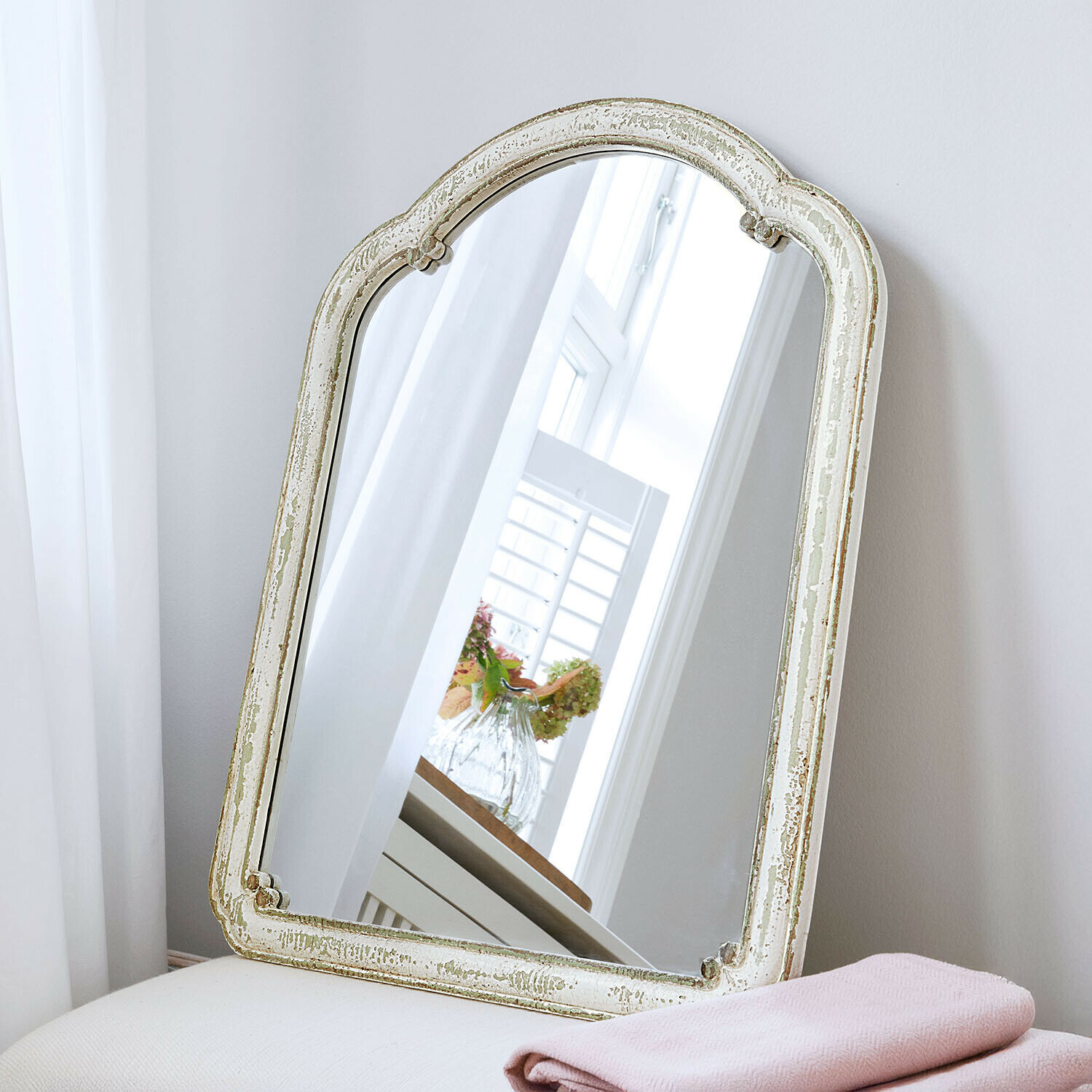 Vintage Spiegel mit weißem, antik wirkendem Holzrahmen, dekorativ für Wohnräume