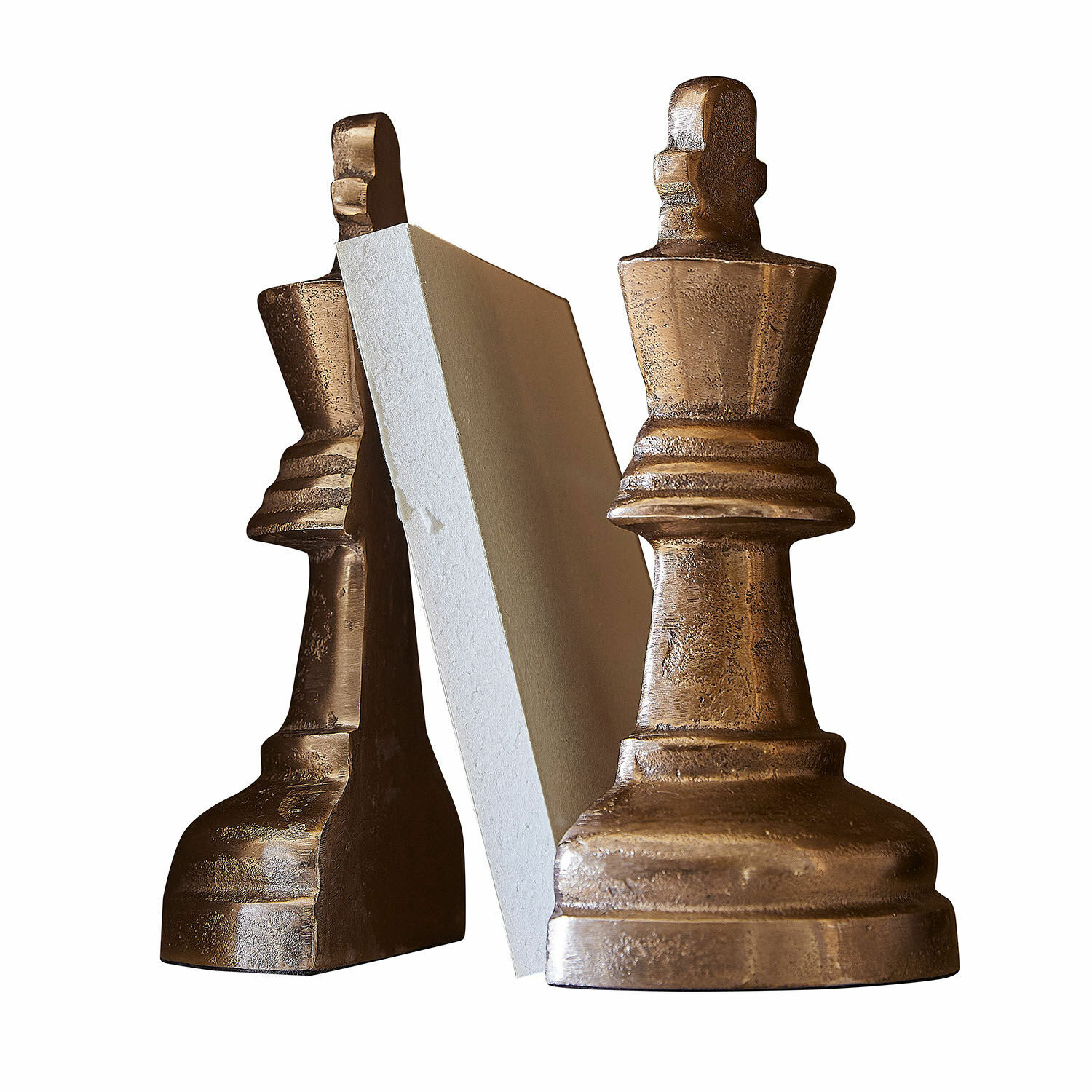 Buchstütze 2er Set Raffinique Buchstützen in Schachfigurenform aus messingfarbenem Metall auf weißem Hintergrund