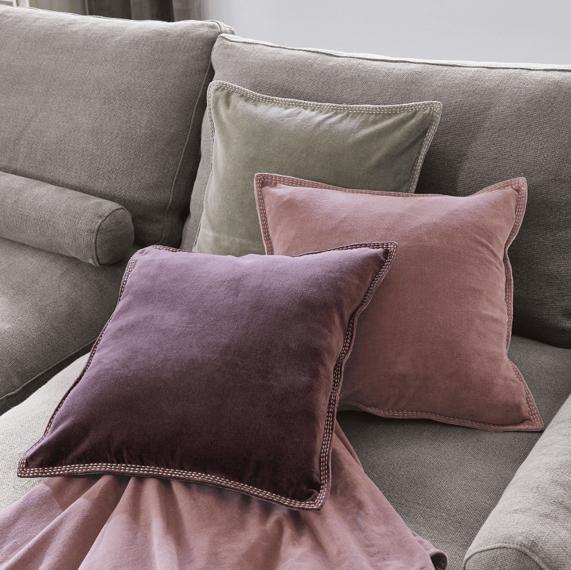 3er Set Allonnes Kissen aus Samt in Rosa, Violett und Grün auf grauem Sofa