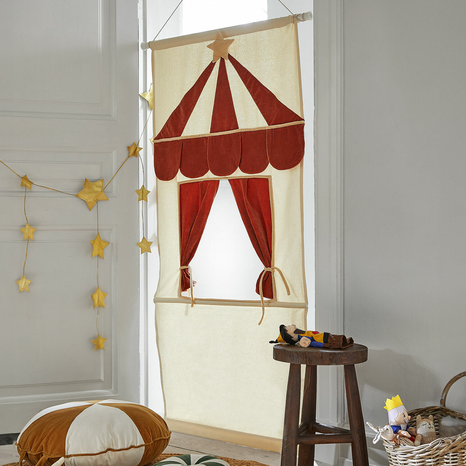 Puppentheater Papillou Beige Baumwollvorhang mit rotem Zirkusmotiv, Kinderzimmerdekoration