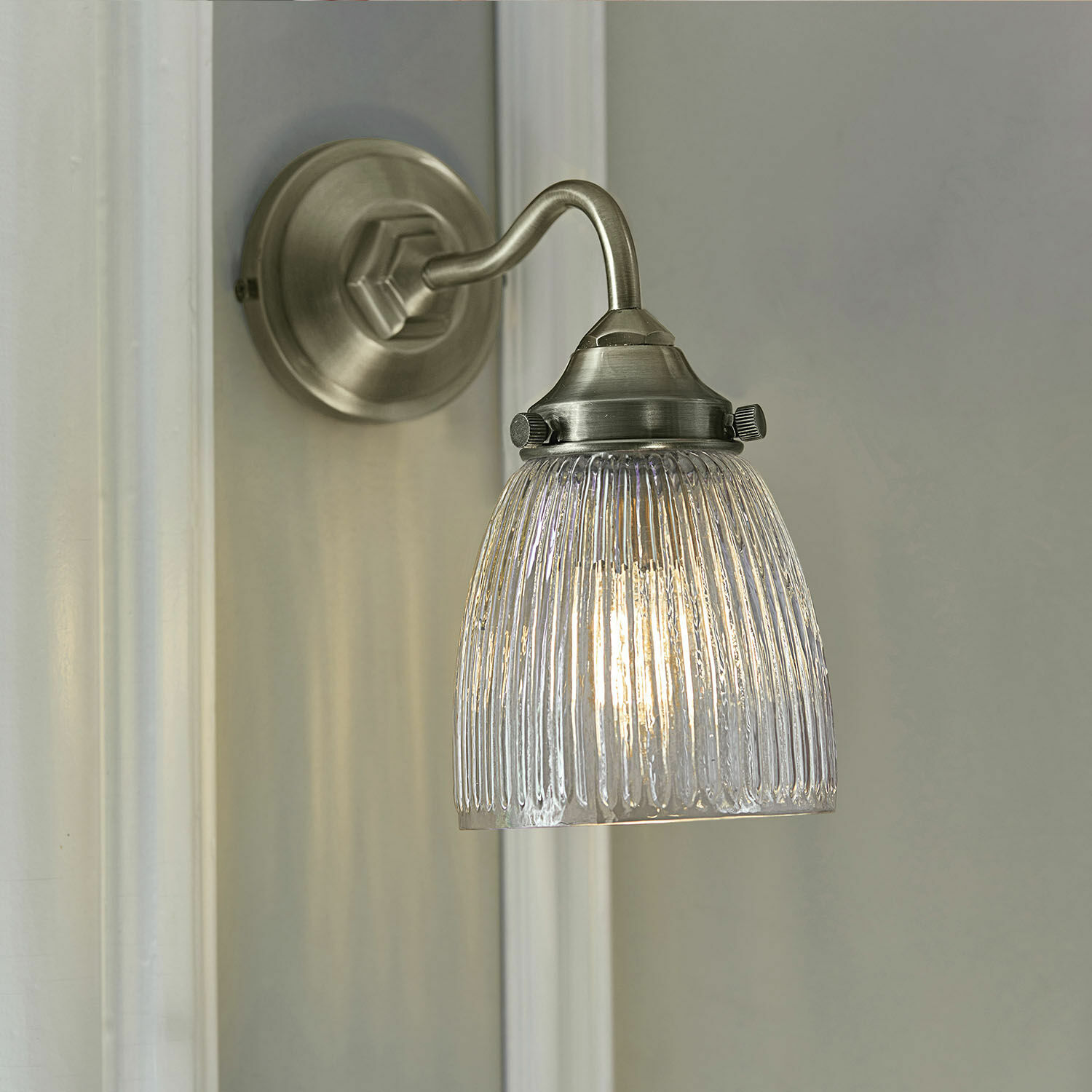 Wandlampe Tanaelva Wandleuchte aus Metall mit geriffeltem Glas in Silber für stilvolle Innenbeleuchtung