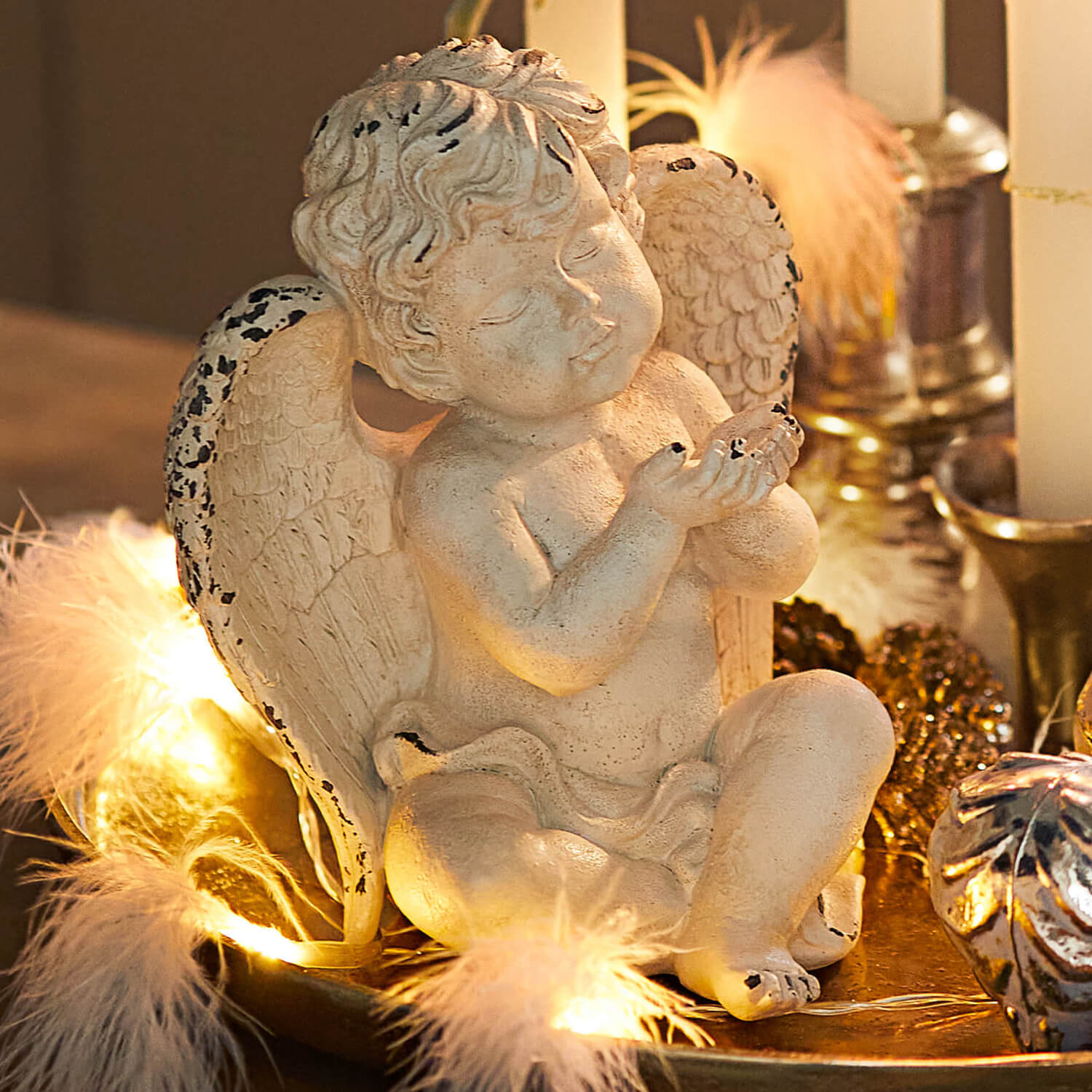 Engelsfigur aus hellem Stein mit antikem Finish, weihnachtliche Dekoration mit LED-Licht