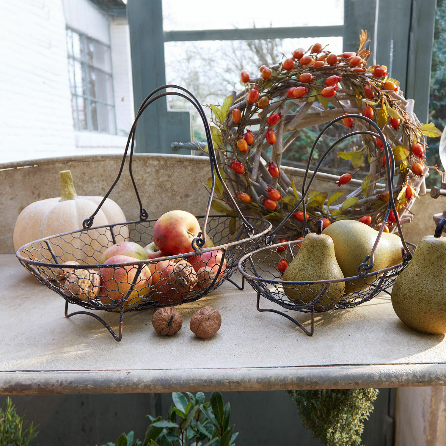 Korb 2er Set Serrie Zwei Metallkörbe mit Griffen, gefüllt mit Äpfeln und Birnen, herbstliche Dekoration im Landhausstil