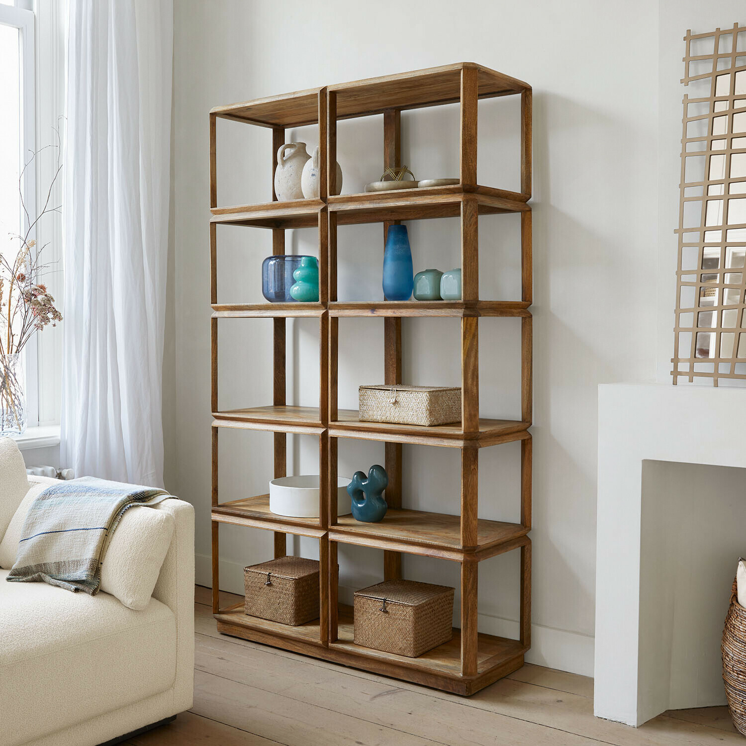 Regal Inverly Offenes Regal aus Holz in Naturfarbe mit Dekorationen und Aufbewahrungskörben im Wohnzimmer