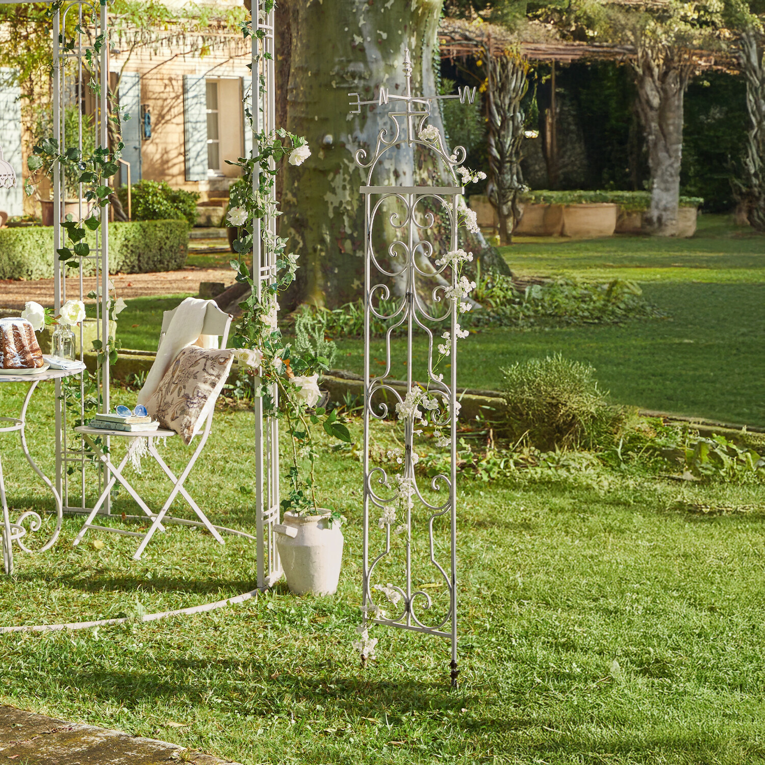 Rankgitter Cyrille Weißes Metall-Garten-Spalier mit dekorativen Blumen, ideal für Terrasse und Garten